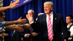En Fredericksburg, Trump pronunció su discurso con la asistencia de un teleprompter, tal como lo ha hecho en diversos actos políticos toda la semana.