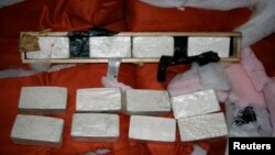 Le département judiciaire anti-drogue (DEA) ont publié une photo d'une arrestation, en Floride, le 10 janvier 2012.