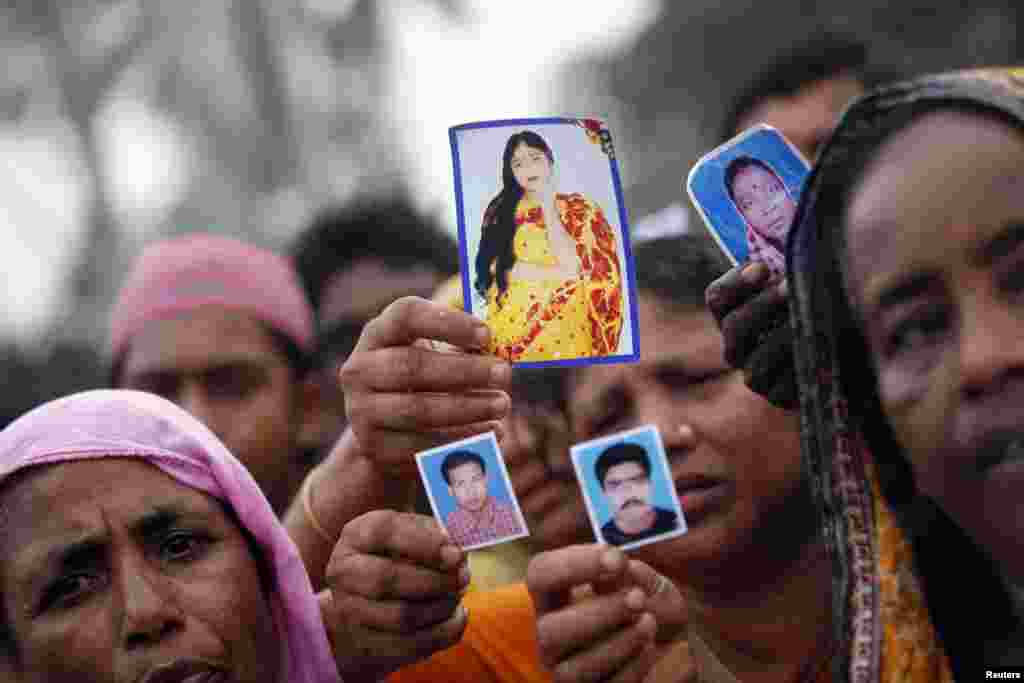 Para anggota keluarga korban membawa gambar para pekerja garmen yang hilang, selama protes menuntut hukuman mati bagi mereka yang bertanggung jawab atas runtuhnya gedung Rana Plaza, di kota Savar, Bangladesh yang menewaskan lebih dari 300 orang.