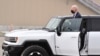 Presiden AS Joe Biden menguji coba kendaraan GMC Hummer EV saat ia mengunjungi pabrik perakitan kendaraan listrik General Motors Factory ZERO di Detroit, Michigan pada 17 November 2021. (Foto: AP/Mandel Ngan)