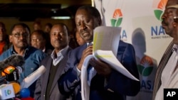 Le candidat de l'opposition Raila Odinga fait une déclaration à Nairobi, Kenya, 9 août 2017.
