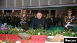 Pemimpin Korea Utara Kim Jong Un menghadiri pemakaman jenderal Ri Ul Sol, 8 November 2015.