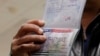 EE.UU. descalificará a solicitantes de residencia si reciben beneficios del gobierno