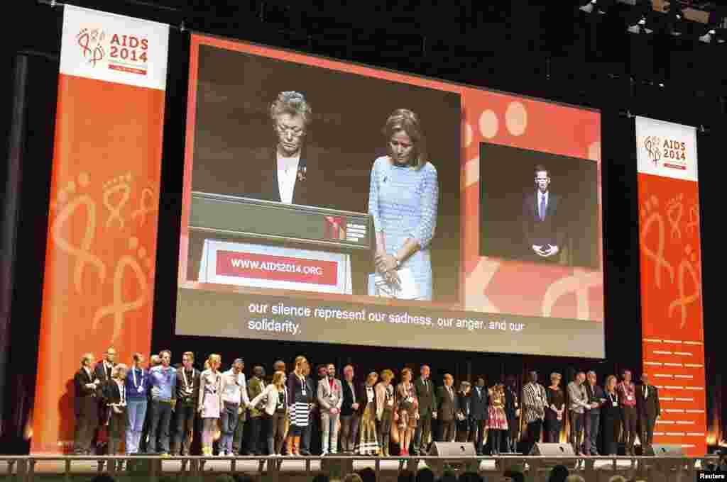 Delegates observe a minute's silence during the opening session, as a tribute to colleagues killed in the Malaysia Airlines flight MH17, at the 20th International AIDS Conference in Melbourne, Australia, July 20, 2014.