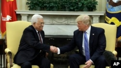 Le président Donald Trump serre la main avec le dirigeant palestinien Mahmoud Abbas lors de leur rencontre au bureau ovale de la Maison Blanche à Washington, le 3 mai 2017, .