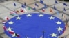 Sebuah bendera besar Uni Eropa di tengah Lapangan Schuman di luar markas Komisi Eropa di Brussels, Belgia, 8 Mei 2021. (Foto: Reuters)