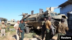 Tentara Uni Afrika memeriksa lokasi ledakan di pinggiran Mogadishu, Somalia (8/9).