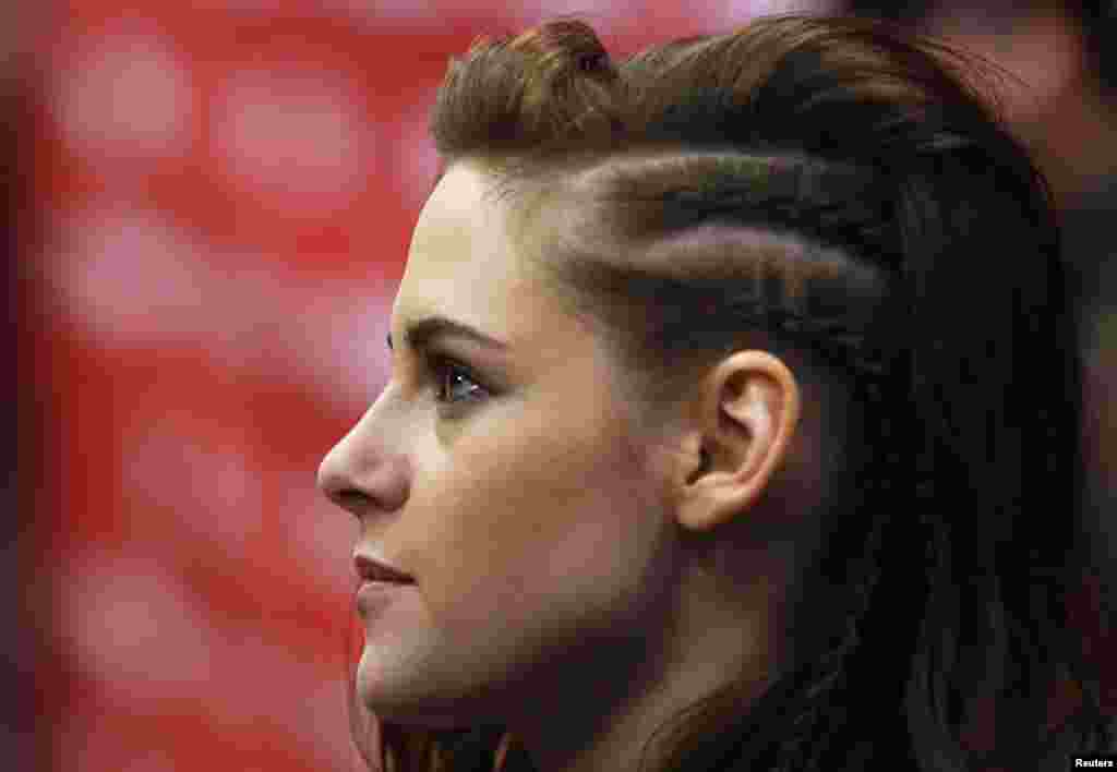 Aktris Kristen Stewart menghadiri pemutaran perdana film "Camp X-Ray" di festival film Sundance (17/1). (Reuters/Jim Urquhart)