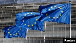 Bendera za Umoja wa Ulaya zinapepea nje ya makao makuu ya Tume ya Umoja wa Ulaya mjini Brussels, June 17, 2022. REUTERS/Yves Herman.
