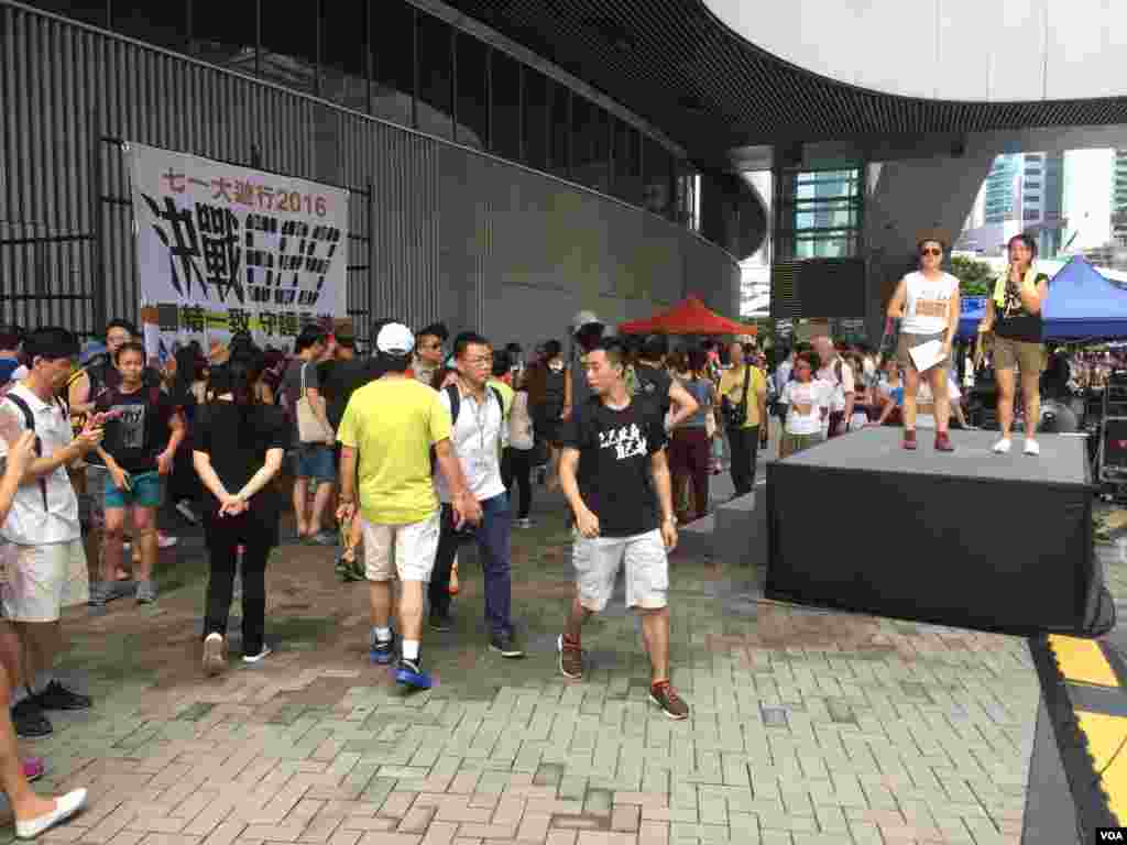 數萬港人參加七一大游行誓言守護香港(美國之音海彥拍攝)