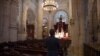 Un hombre asiste a la misa de Pascua celebrada por el sacerdote español Salvador a puerta cerrada en la Colegiata de Santa María la Mayor en Ronda el 12 de abril de 2020, después de que las procesiones de Semana Santa fueron canceladas por el COVID-19.