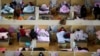 Para pasien yang tertular virus korona beristirahat di rumah sakit darurat di Gelanggang Olahraga Wuhan di Provinsi Hubei, 17 Februari 2020. (Foto: AP)