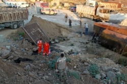 Tentara Lebanon, anggota pertahanan sipil dan penyelamat terlihat di lokasi ledakan tangki bahan bakar, di Akkar, Lebanon utara, 15 Agustus 2021. (Foto: Reuters)