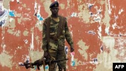 Soldado guineense numa rua de Bissau