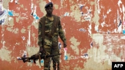 Um militar guardando o edifício da Assembleia Nacional em Bissau