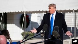 美国总统特朗普在白宫南草坪接受记者采访（2019年12月7日）。