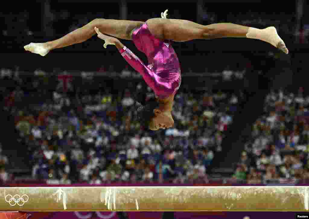 Pesenam AS, Gabrielle Douglas saat tampil dalam nomor individu senam puteri (2/8). Douglas meraih emas dalam nomor senam puteri.