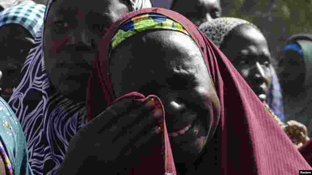Wasu mutane kennan daga Gwoza, jihar Borno, da tashe-tashen hankula ya raba da gidajensu, suna taro a sansanin ‘yan gudun hijira a lokacin da gwamnan jihar Borno Kashim Shettima (babu hotonshi) a garin Mararaba Madagali, jihar Adamawa. Fabrairu 18, 2014.
