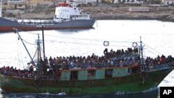 Des migrants partis des côtes nord-africaines tentent souvent d'atteindre l'île italienne de Lampedusa