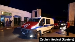 Une ambulance devant une structure hospitalière en Tunisie.