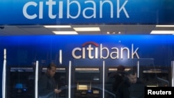 Salah satu cabang Citibank di New York (foto: dok). Citibank bersama 4 bank besar lainnya dituduh memanipulasi pasar valuta asing.