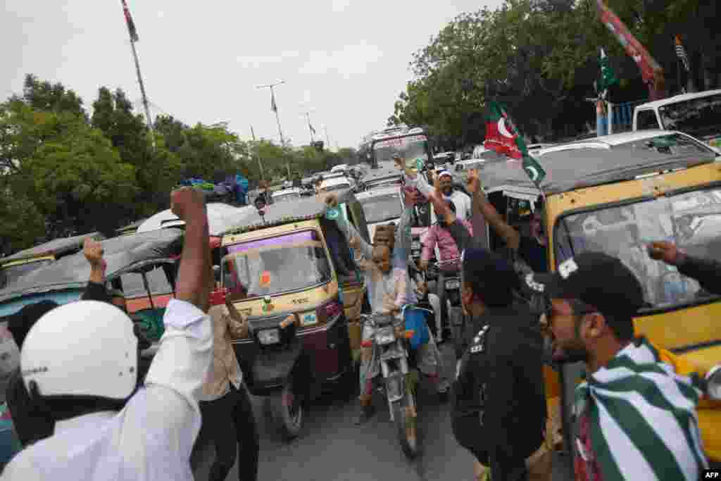 ’کمشیر آور‘ کے دوران مختلف شہروں میں سڑکوں پر ٹریفک بھی روک دی گئی۔