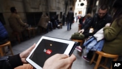 Seorang pria berusaha mengakses internet di sebuah kafe di Istanbul, Turki (27/3).