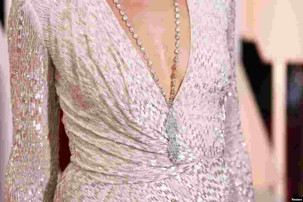 Cantora Faith Hill num vestido J Mendel