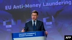  Komisaris Perdagangan Uni Eropa, Valdis Dombrovskis, dalam konferensi pers di Brussels, Belgia, 7 Mei 2020. (Foto: AFP)