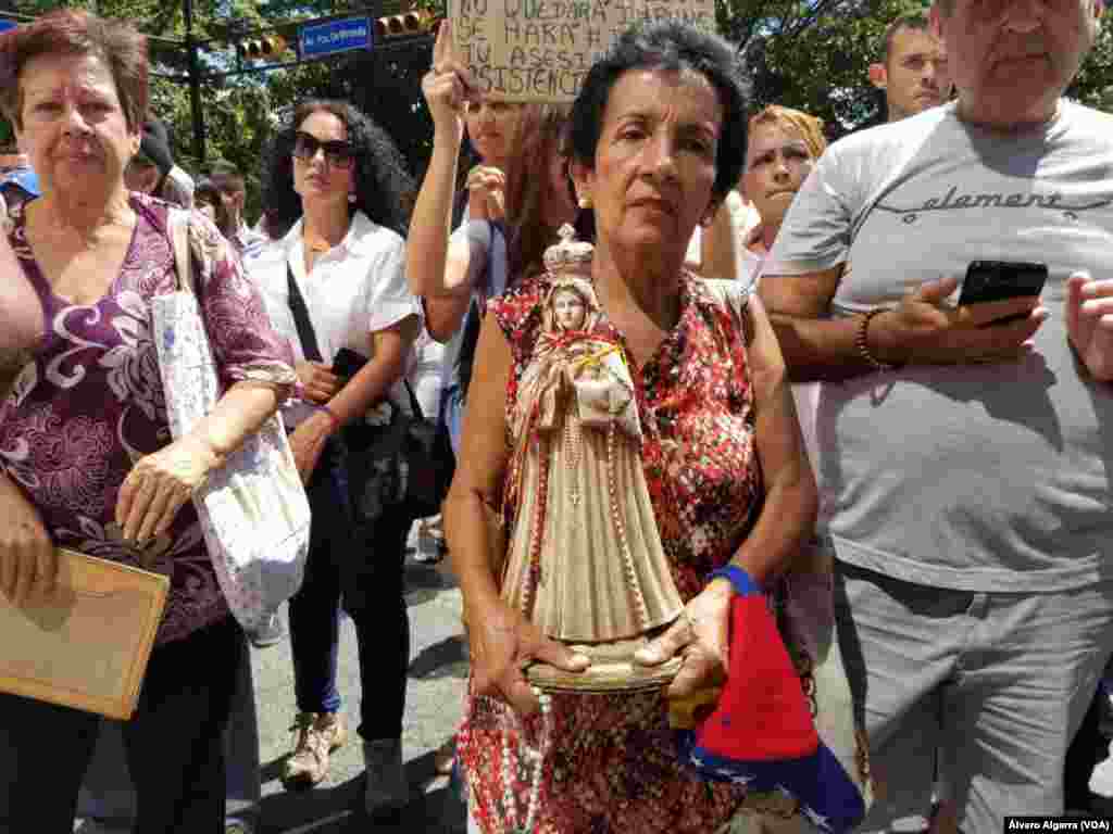 Ciudadanos protestan en las calles de Caracas, Venezuela, mientras se realizó el entierro de víctimas de la masacre de 'El Junquito' en Venezuela el 20 de enero de 2018.