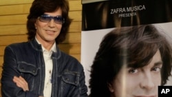 En esta foto del 4 de noviembre del 2009, el cantante español Camilo Sesto posa junto a un afiche con su imagen durante una conferencia de prensa en la Ciudad de México.