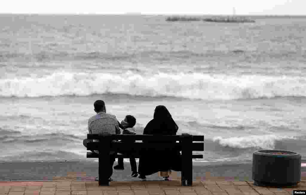 Una familia disfruta de la brisa marina en Galle Face Green, en Colombo , Sri Lanka, después de que se levantó el toque de queda en toda la isla para reiniciar las actividades económicas del país.