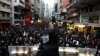 Los arrestos también se realizaron en la víspera de Año Nuevo, cuando los manifestantes ocuparon brevemente una carretera importante en la península de Kowloon.