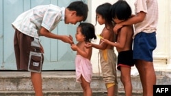 Anak-anak yatim-piatu bermain di panti asuhan Phnom Penh, Kamboja sambil menunggu untuk diadopsi (foto: ilustrasi). 