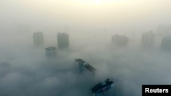 Gedung-gedung tampak diselimuti kabut di Xiangyang, provinsi Hubei, China, 31 Desember 2016 (foto: REUTERS/Stringer)