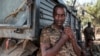 Un soldat éthiopien se tient debout, un talkie-walkie à la main, au 5e bataillon du Commandement Nord de l'armée éthiopienne à Dansha, en Éthiopie, le 25 novembre 2020. 