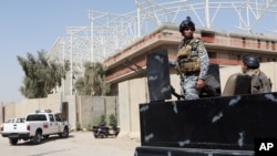Petugas keamanan Irak menjaga pintu masuk ke kompleks olahraga yang dibangun oleh sebuah perusahaan konstruksi Turki, di distrik Syiah Kota Sadr, Baghdad, Irak (2/9).