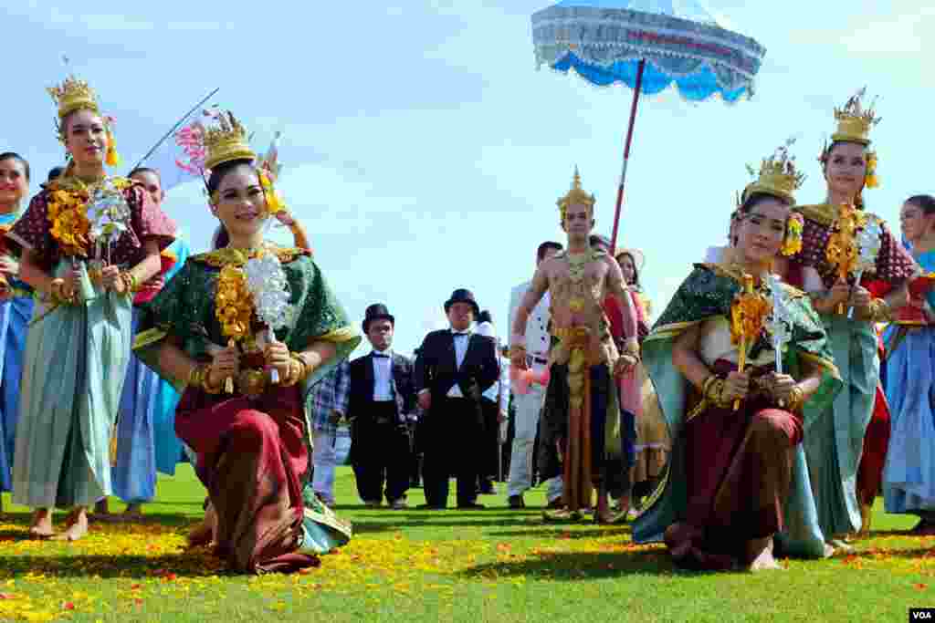 A Thai dance troupe poses prior to the elephant polo match, 2014 King's Cup Elephant Polo Tournament in Samut Prakan province, on the outskirts of Bangkok, Aug. 28, 2014. (Steve Herman/VOA).