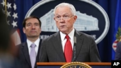 El fiscal general Jeff Sessions habla en conferencia de prensa para anunciar la aplicación de la ley penal que involucra a China, en Washington.