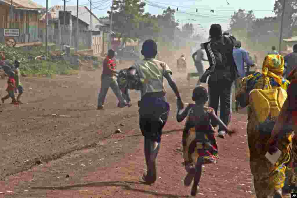 People flee as fighting erupts between the M23 rebels and Congolese army near the airport in Goma, DRC, November 19, 2012.
