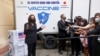 Wapres AS Kamala Harris memberikan keterangan kepada media di National Institute of Hygiene and Epidemiology (NIHE) saat 270,000 vaksin COVID Pfizer tiba di Hanoi, Vietnam, 26 Agustus 2021. (REUTERS/Evelyn Hockstein/Pool)