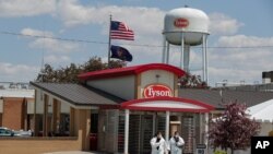 En esta foto de archivo del 7 de mayo de 2020, trabajadores salen de la planta procesadora de carne de cerdo Tyson Foods en Logansport, Indiana.