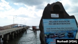 Pelabuhan Bangsal, di mana wisata ke pulau-pulau kawasan sisi barat Pulau Lombok bisa dijangkau. (Foto: VOA/Nurhadi)