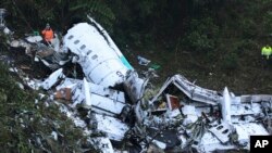 Site du crash, en Colombie, de l'avion de l'équipe de Chapecoense. (AP Photo/Luis Benavides)