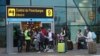 Penumpang mengenakan masker saat antre untuk check-in di Bandara Internasional Jorge Chávez, Callao, Peru, di tengah pandemi Covid-19, Rabu, 15 Juli 2020.