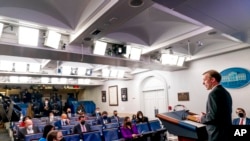El asesor de Seguridad Nacional de la Casa Blanca, Jake Sullivan, habla con la prensa acreditada el 13 de enero de 2022.