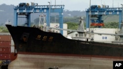 Kapal berbendera Korea Utara Chong Chon Gang yang ditahan di terminal peti kemas Internasional Manzanillo di Kota Colon, Panama, 14 Agustus 2013 (Foto: dok). 