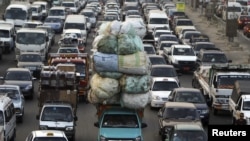 A traffic jam, one of five key issues Egyptian President Mohamed Mursi outlined in his Al Nhada (Renaissance) project, is pictured in old Cairo October 8, 2012, a day after his 100th day in power. 