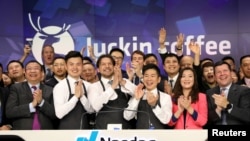 瑞幸咖啡主管與員工2019年5月17日在美國紐約納斯達克敲響開盤鍾慶祝首次公開募股。
