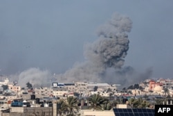 Dim se diže nakon izraelskog napada na Rafah u južnom pojasu Gaze 26. januara 2024. godine, usred tekućih borbi između Izraela i palestinske militantne grupe Hamas. (Fotografija AFP-a)